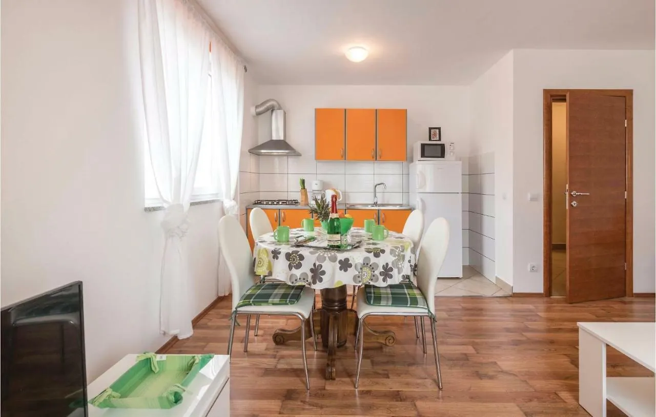 Apartment Fazana 28 0*,
